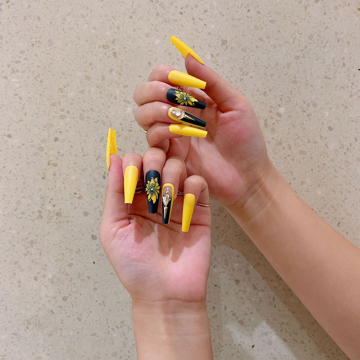 Artificial nail set with glamorous 3D decorations and detailed flower illustration Kalsten