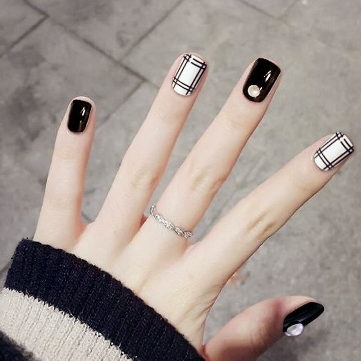 Artificial nails in modern check pattern Kalsten
