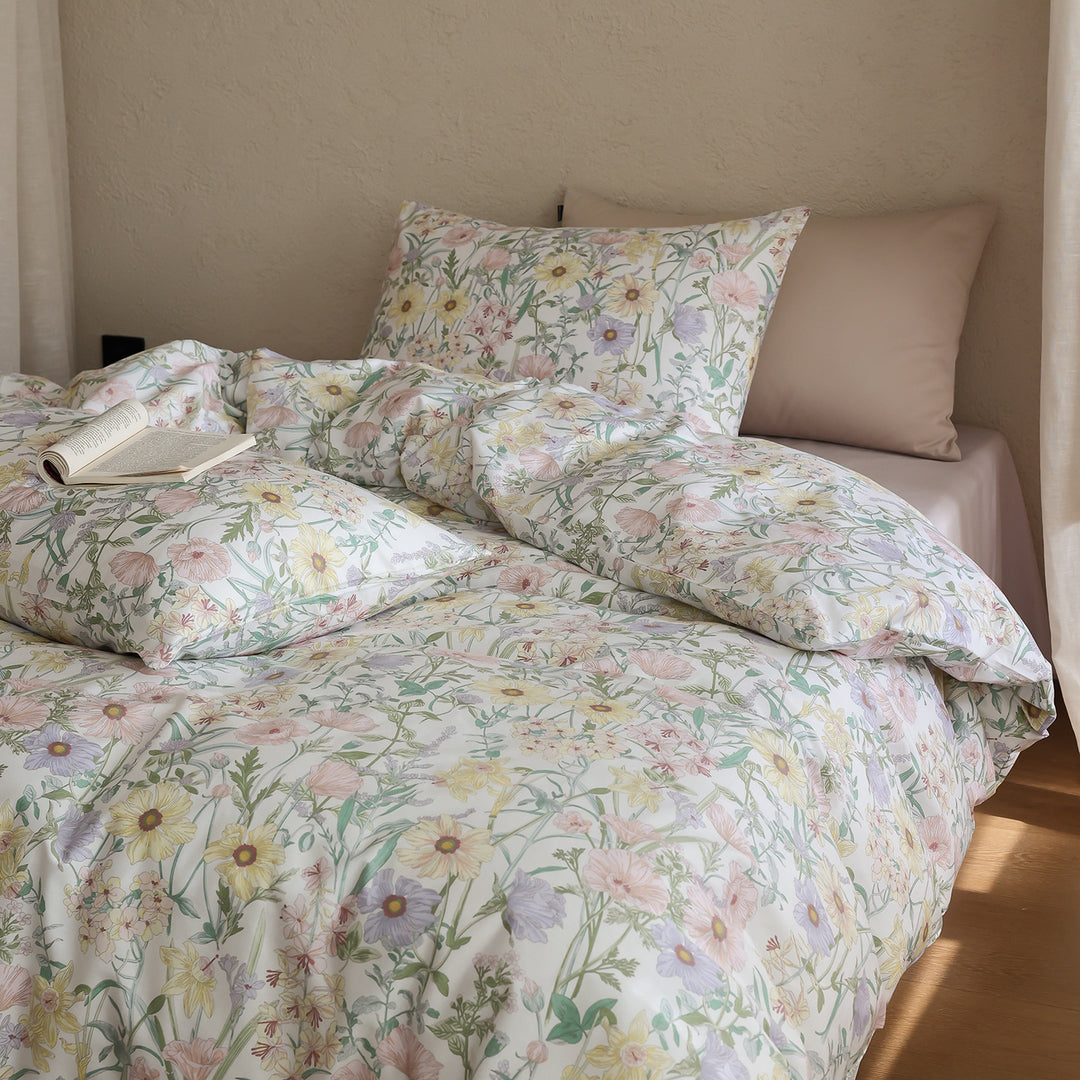 Cotton satin bedding set with fine watercolor floral pattern and soft touch