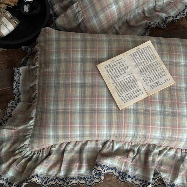Bedding set with check pattern, ruffles and lace trim
