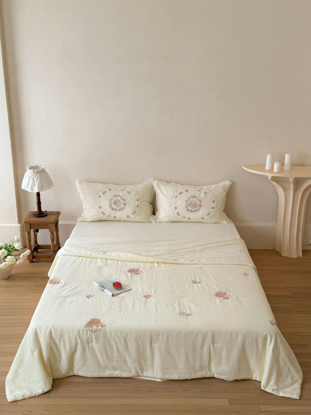 Delicate cotton bed linen set with embroidered pillowcase and fitted sheet Kalsten