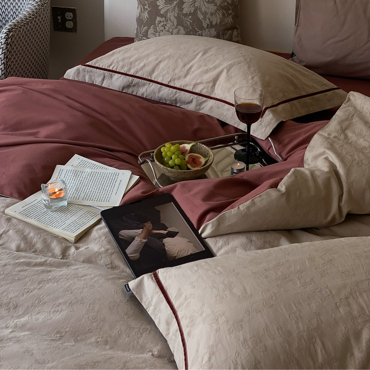 High-quality bedding set made of cotton-lyocell mix with reversible function and fine piping seam