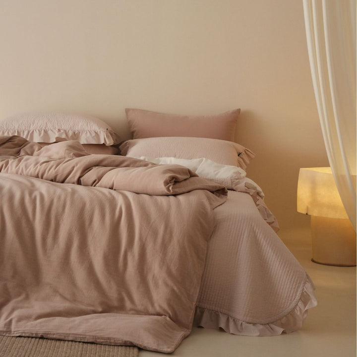Bedding set made of stonewashed cotton with ruffled pillow and quilted bedspread