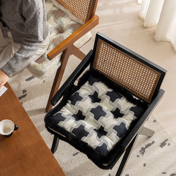 Padded seat cushion with fastening straps, quilted tufting surface and faux fur trim Kalsten