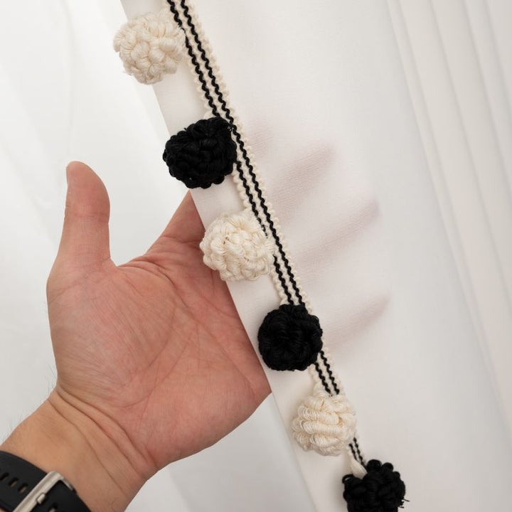 Decorative border with pompons Kalsten