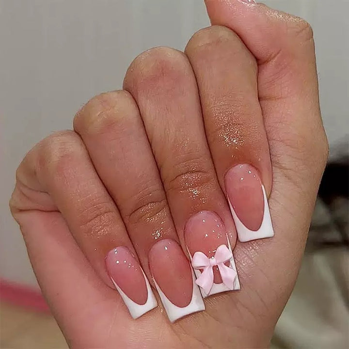 Nail set with playful bow design Kalsten