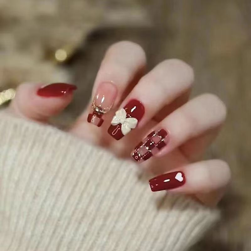 Artificial nails with decorative heart and bow details Kalsten