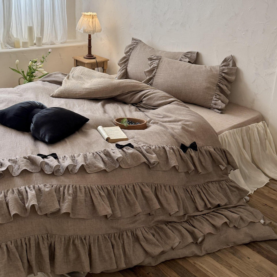 Ruffled bedding set in linen look with reversible pillowcase