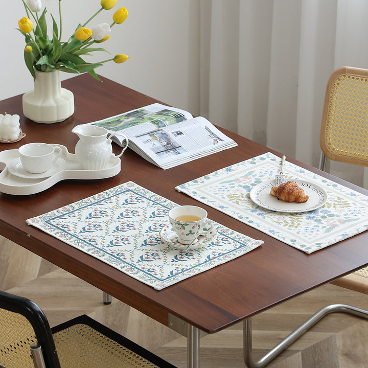 Floral woven bath mat with jacquard structure, absorbent cotton surface and non-slip underside Kalsten