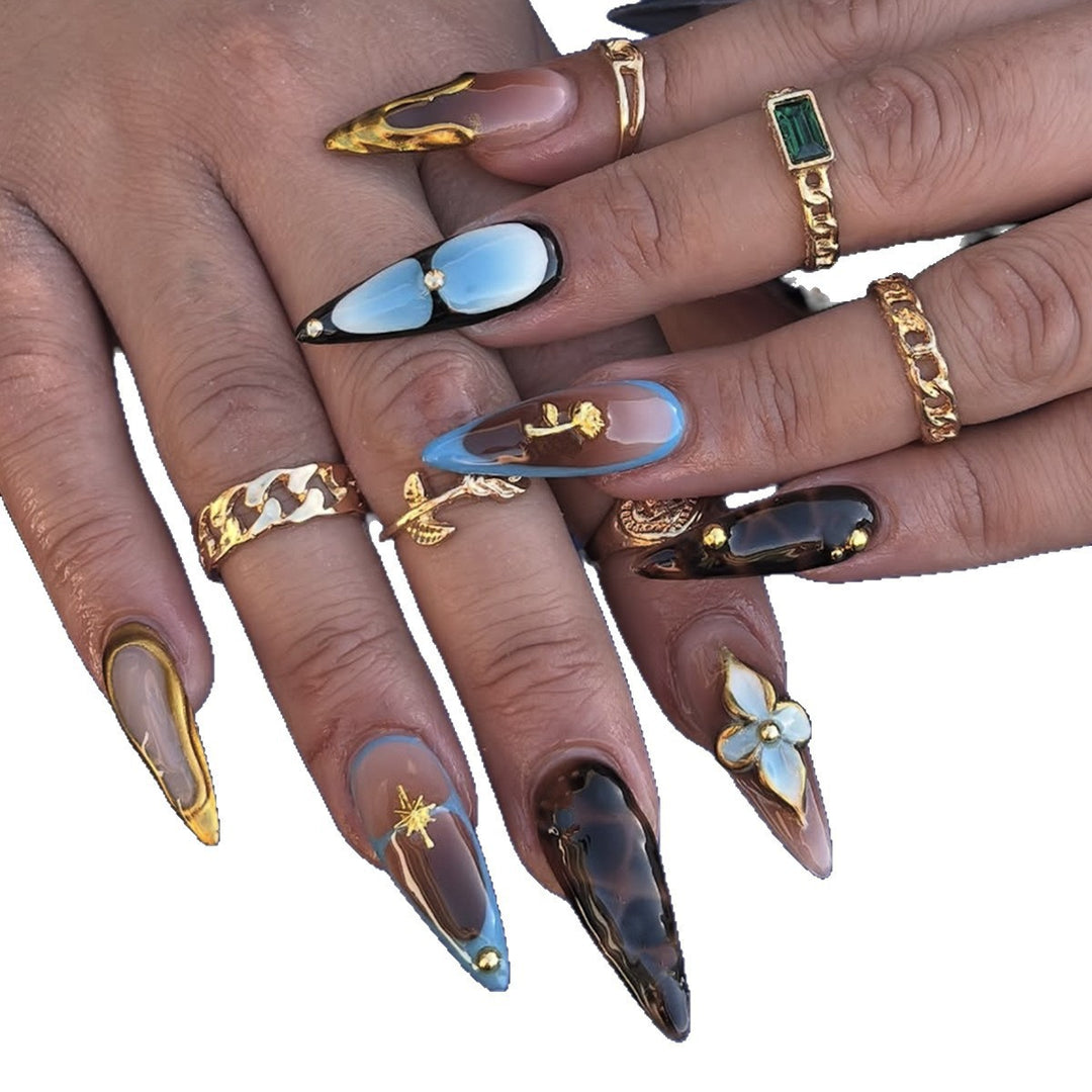 Artificial nail set with luxurious gold design and floral accents Kalsten