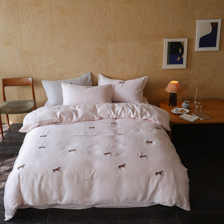 Finely woven bedding set with embroidered dachshund motifs