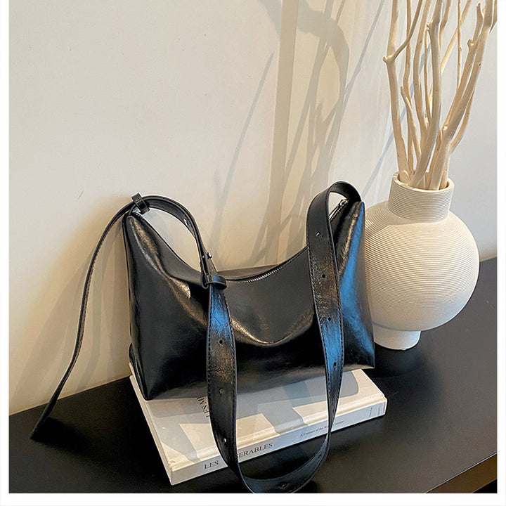 Stylishly Minimalist Leather Shoulder Bag