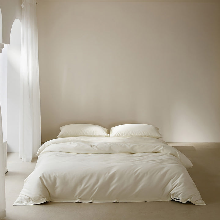 Cotton bedding set with satin finish and zipper