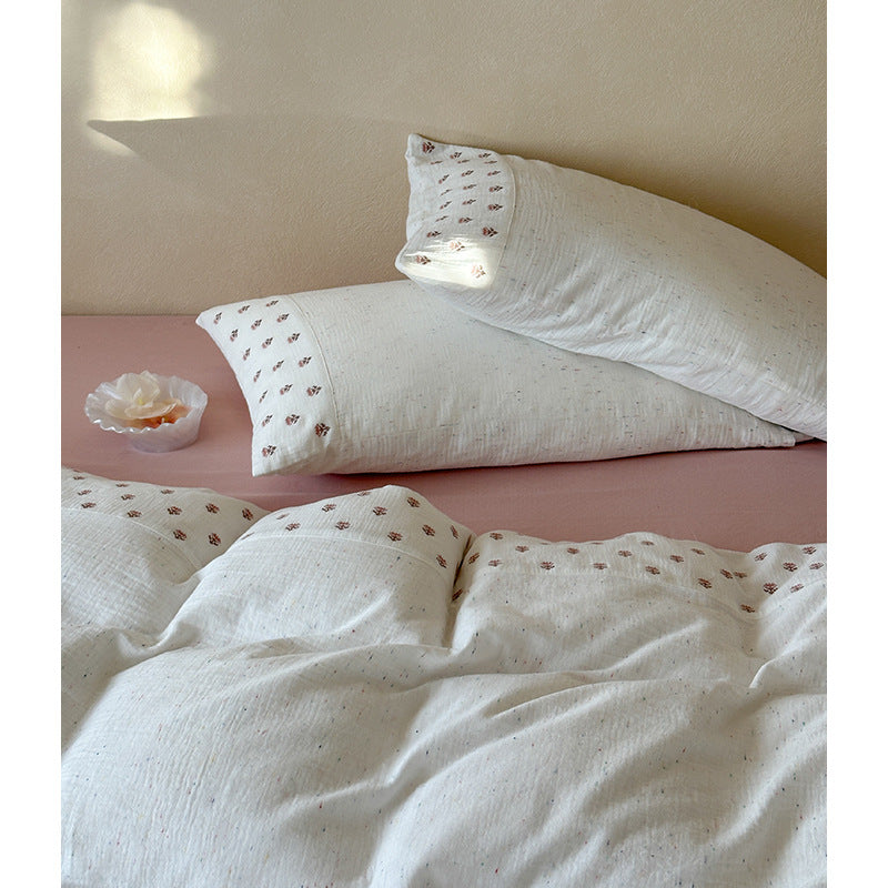 Bedding set made of organic cotton muslin with delicate flower dot embroidery and fitted sheet
