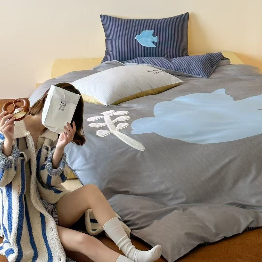 Bedding set made of cotton satin with double-sided stripe design