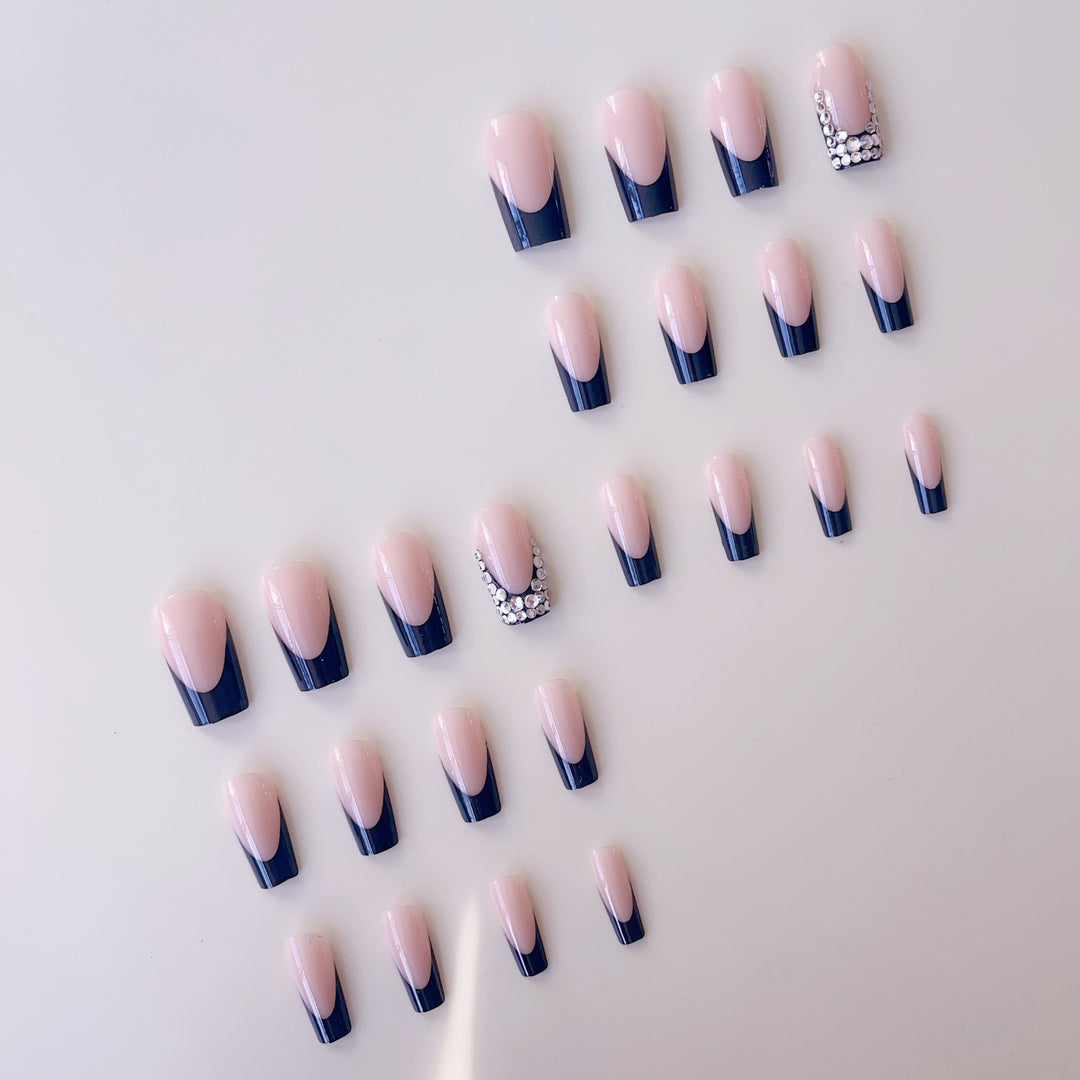 Artificial nail set with luxurious French design and sparkling rhinestone decorations Kalsten