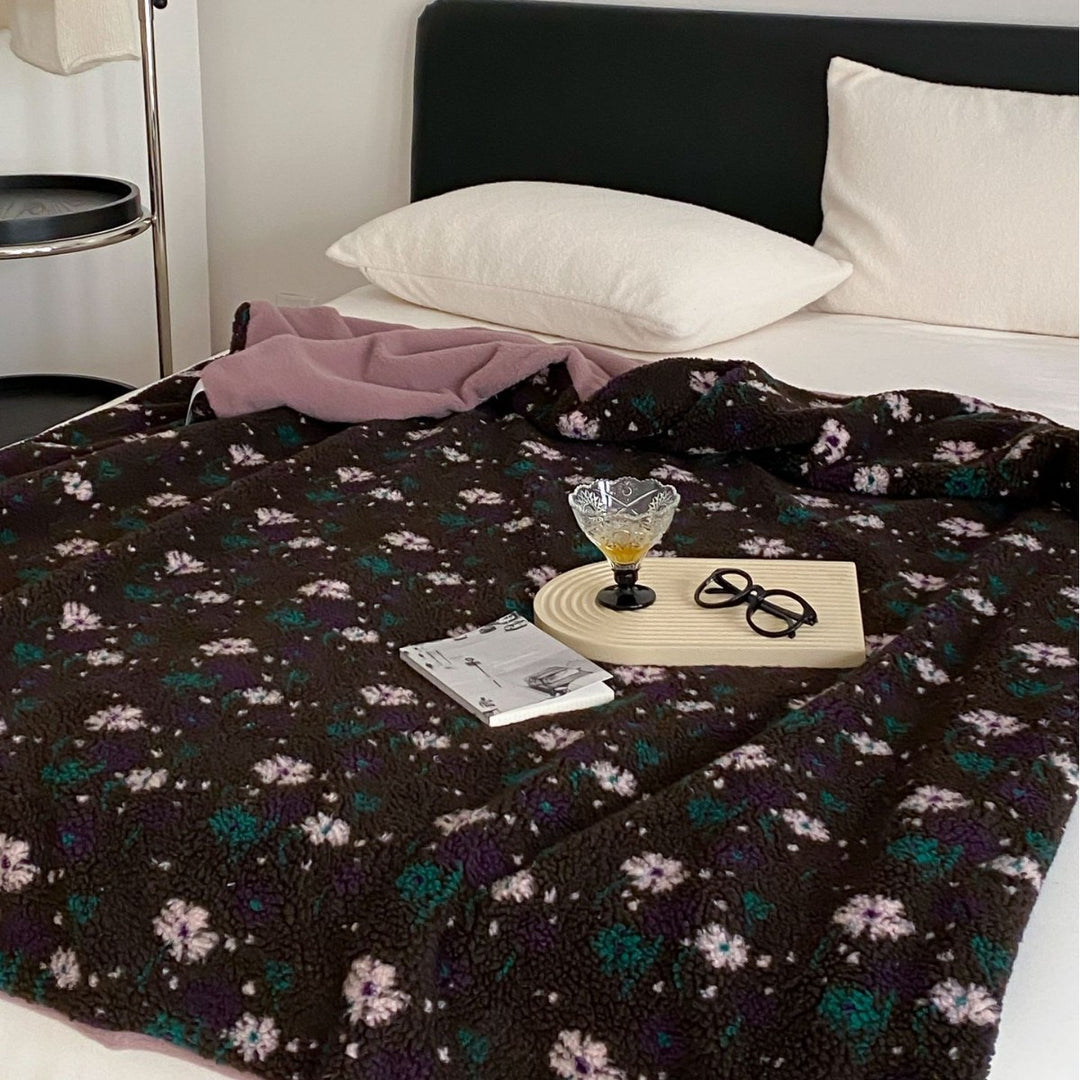 Extra-soft Sherpa throw blanket in check pattern with high pile