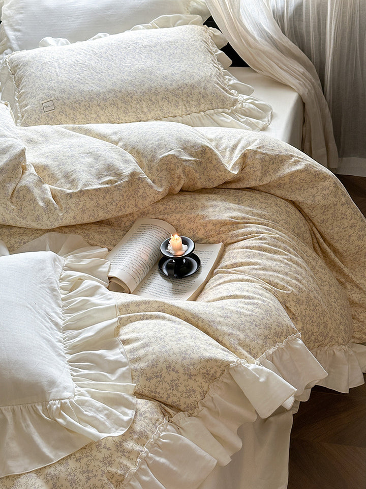 Vintage romantic bedding set with ruffled hem and floral pattern