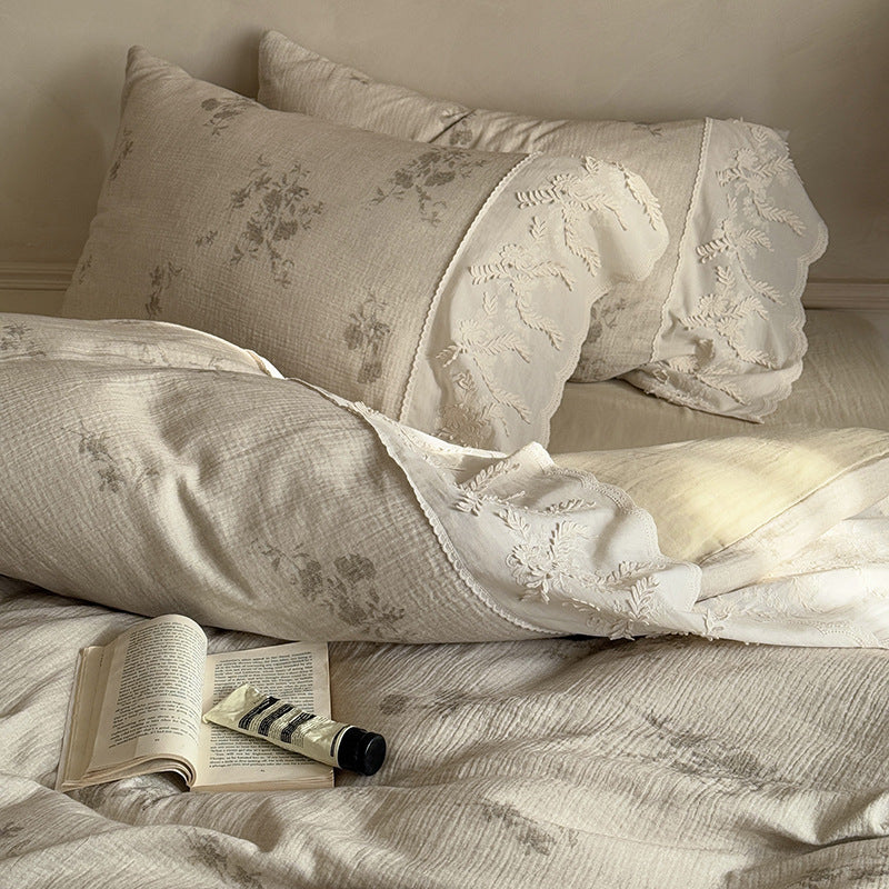 Quilted duvet with embroidered ruffle and delicate pillowcases