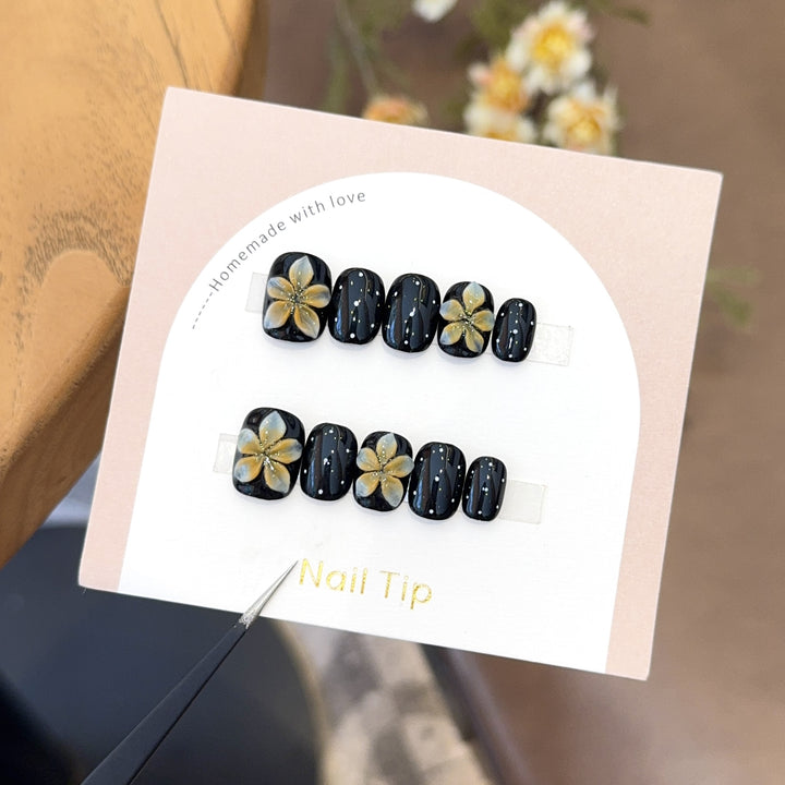 Artificial nails with floral accents and elegant shine Kalsten