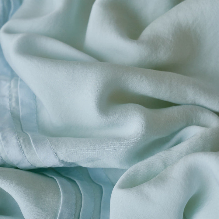 Linen bedding set with fine tucks and washed linen look