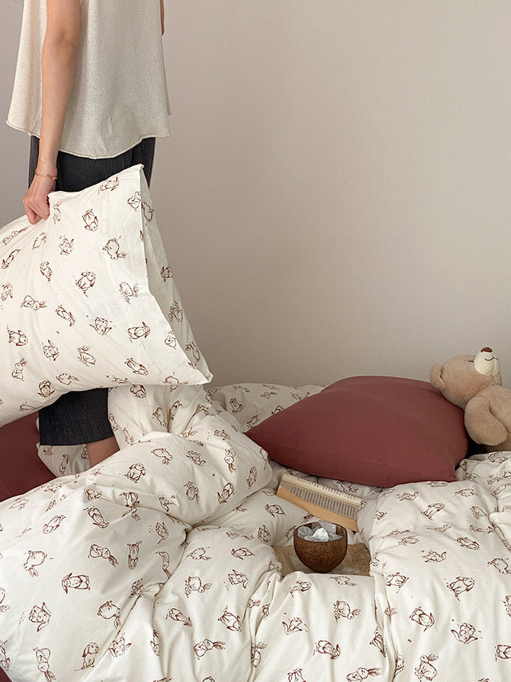 Soft all-season duvet with muslin surface and embroidered teddy design