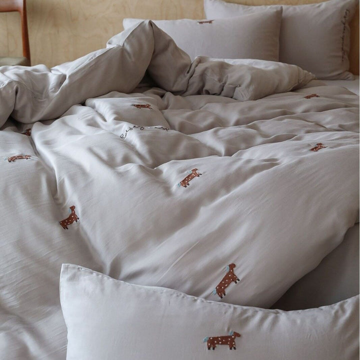 Finely woven bedding set with embroidered dachshund motifs