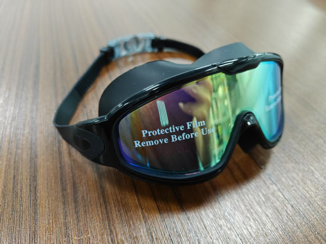 Diving mask with wide field of view and magnet holder Kalsten