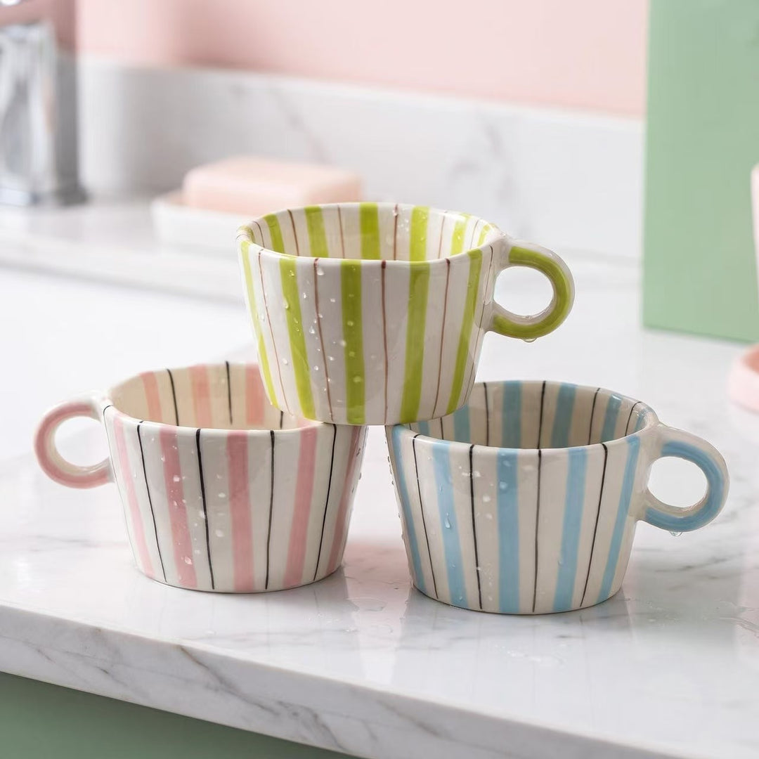 Ceramic coffee mug with ergonomic round handle and fine striped texture