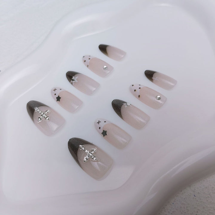 Glittering artificial nail design with elegant accents Kalsten