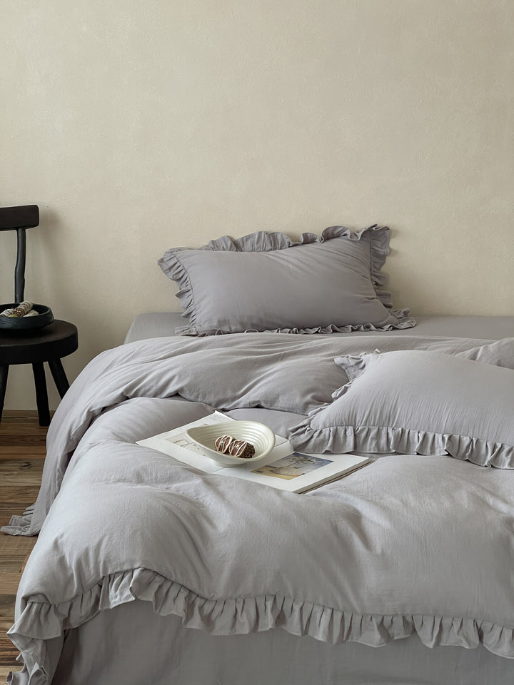 Bedding set with ruffles and extra soft cotton-linen quality