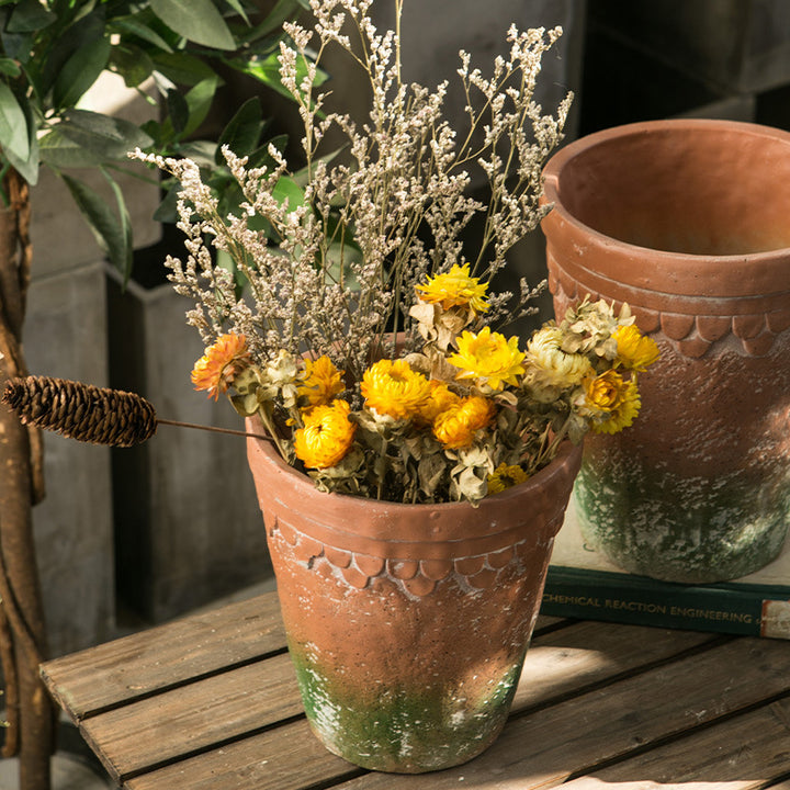 Rustic terracotta plant pot Kalsten
