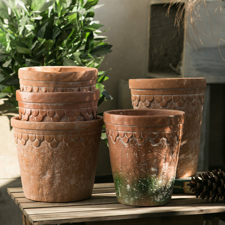 Rustic terracotta plant pot Kalsten