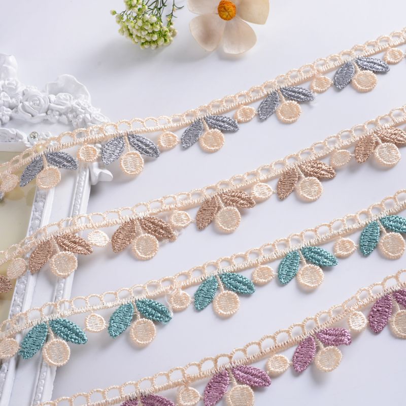 Delicate lace trim Kalsten