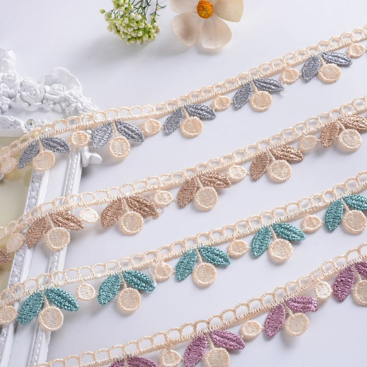 Delicate lace trim Kalsten
