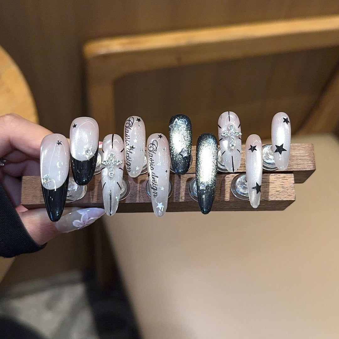 Artificial nails with playful star design Kalsten