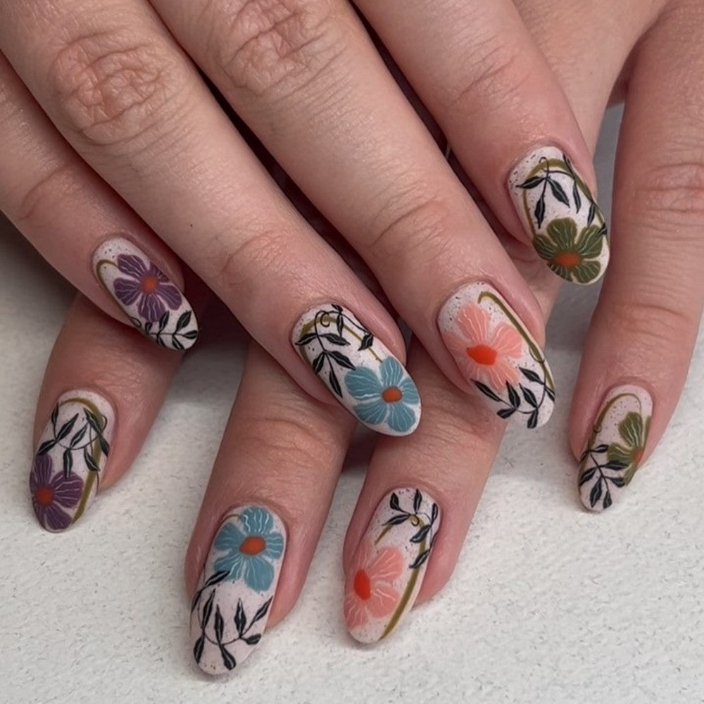 Artificial nails with floral accent Kalsten