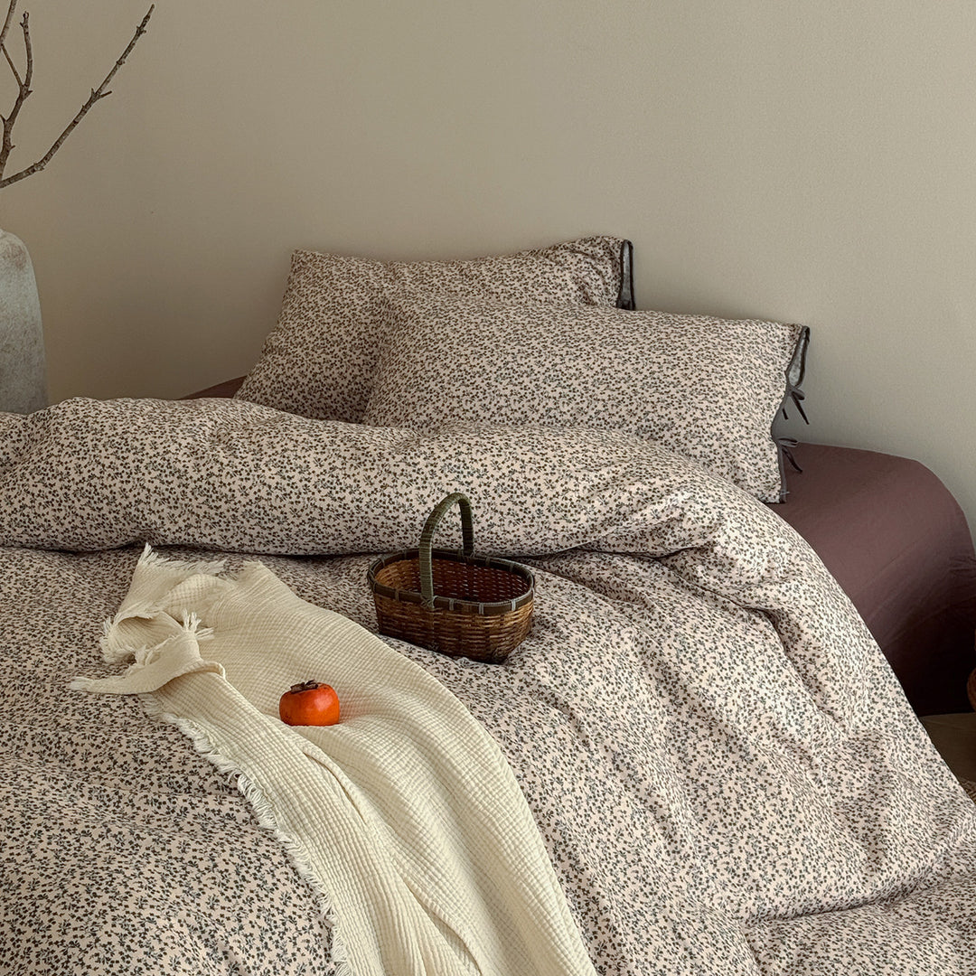Quilted bed linen set with floral block print look and tie closure