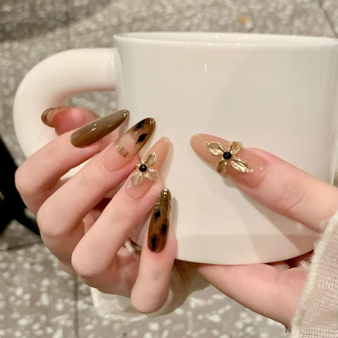 Artificial nails with elegant gold embellishments Kalsten