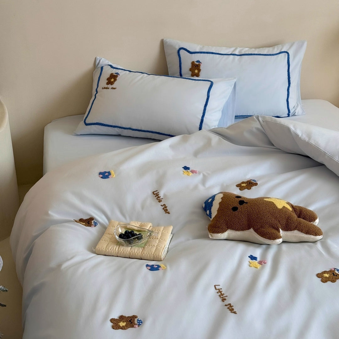 Children's bedding set with chenille teddy embroidery and contrast piping