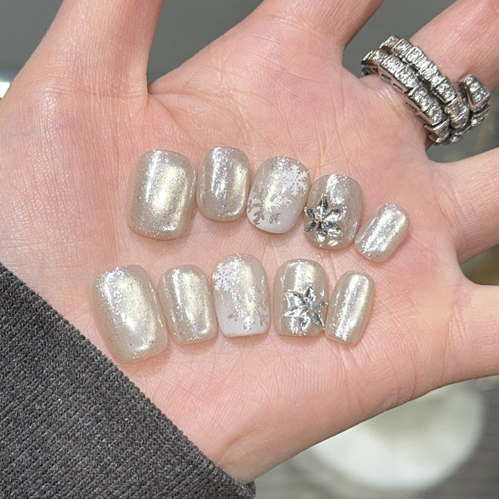 Artificial nails with festive snowflake design Kalsten