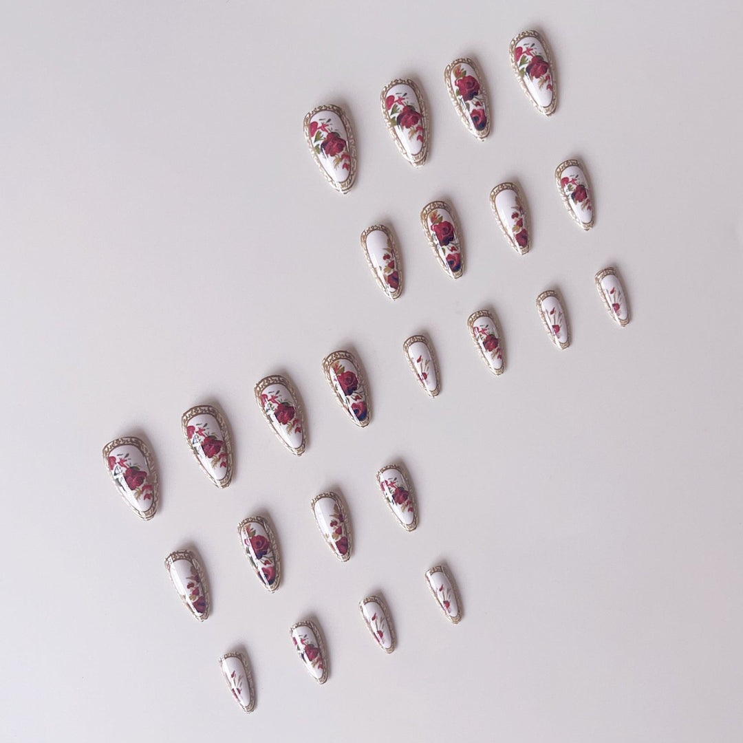 Artificial nail set with luxurious flower pattern and golden accents Kalsten
