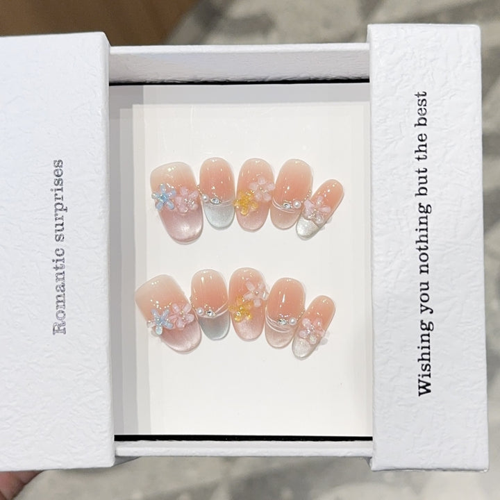 Romantic artificial nails with floral accents Kalsten