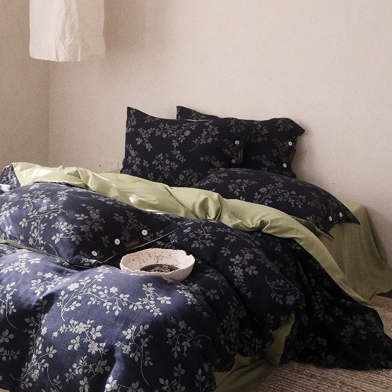 Reversible linen-cotton bedding set with button closure and floral pattern
