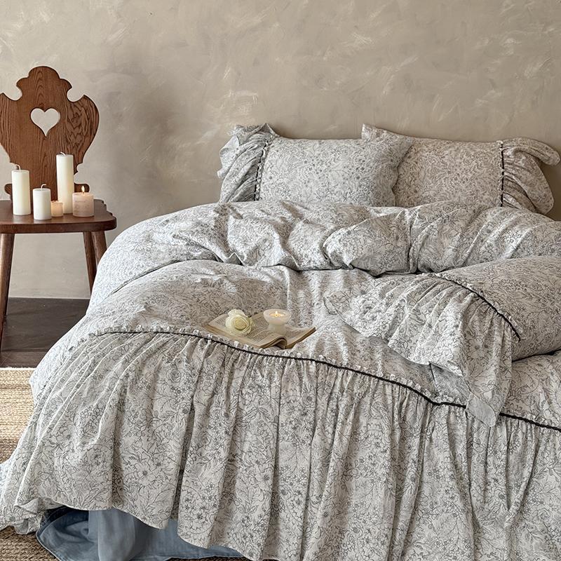 Ruffled bedding set with frill, fine floral pattern and contrasting piping