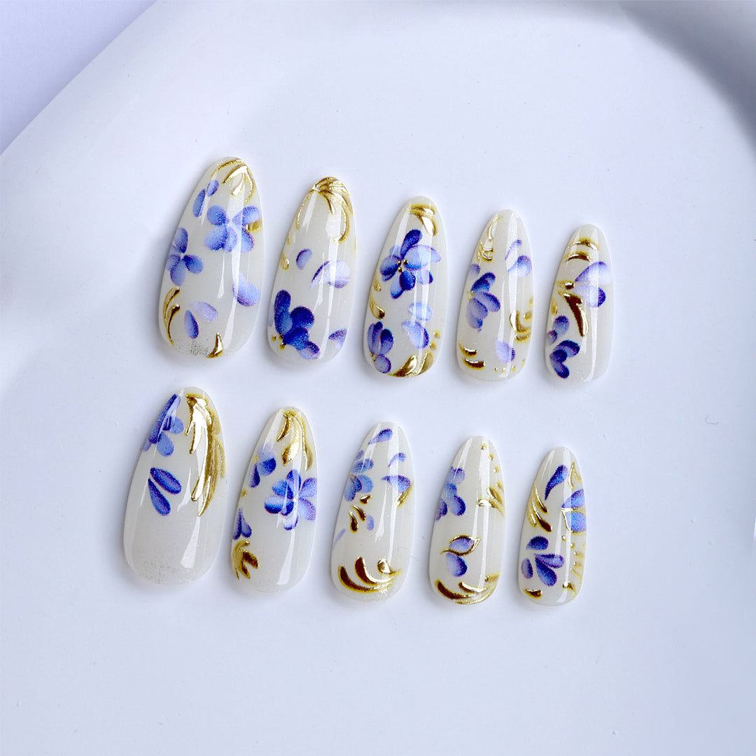 Artificial nails with exquisite floral and gold accents Kalsten