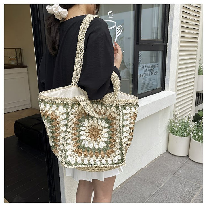Beach bag made of hand-woven natural material with a square pattern Kalsten