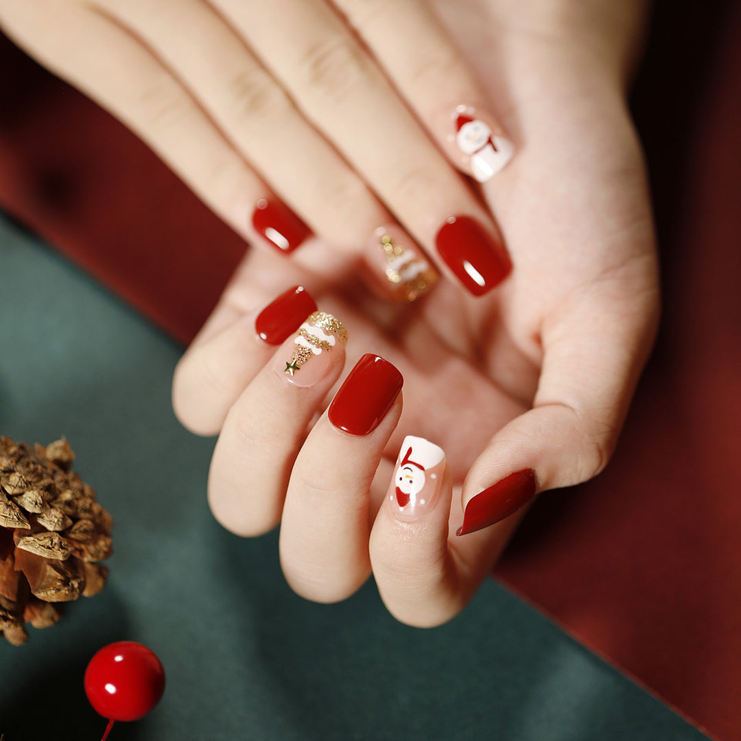 Elegant artificial nails with golden accents and floral design Kalsten