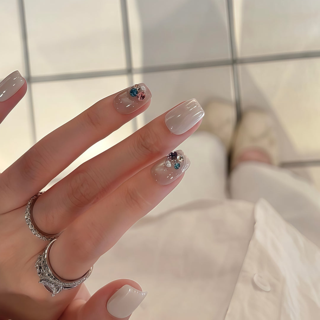 Artificial nails with elegant jewelry accents Kalsten