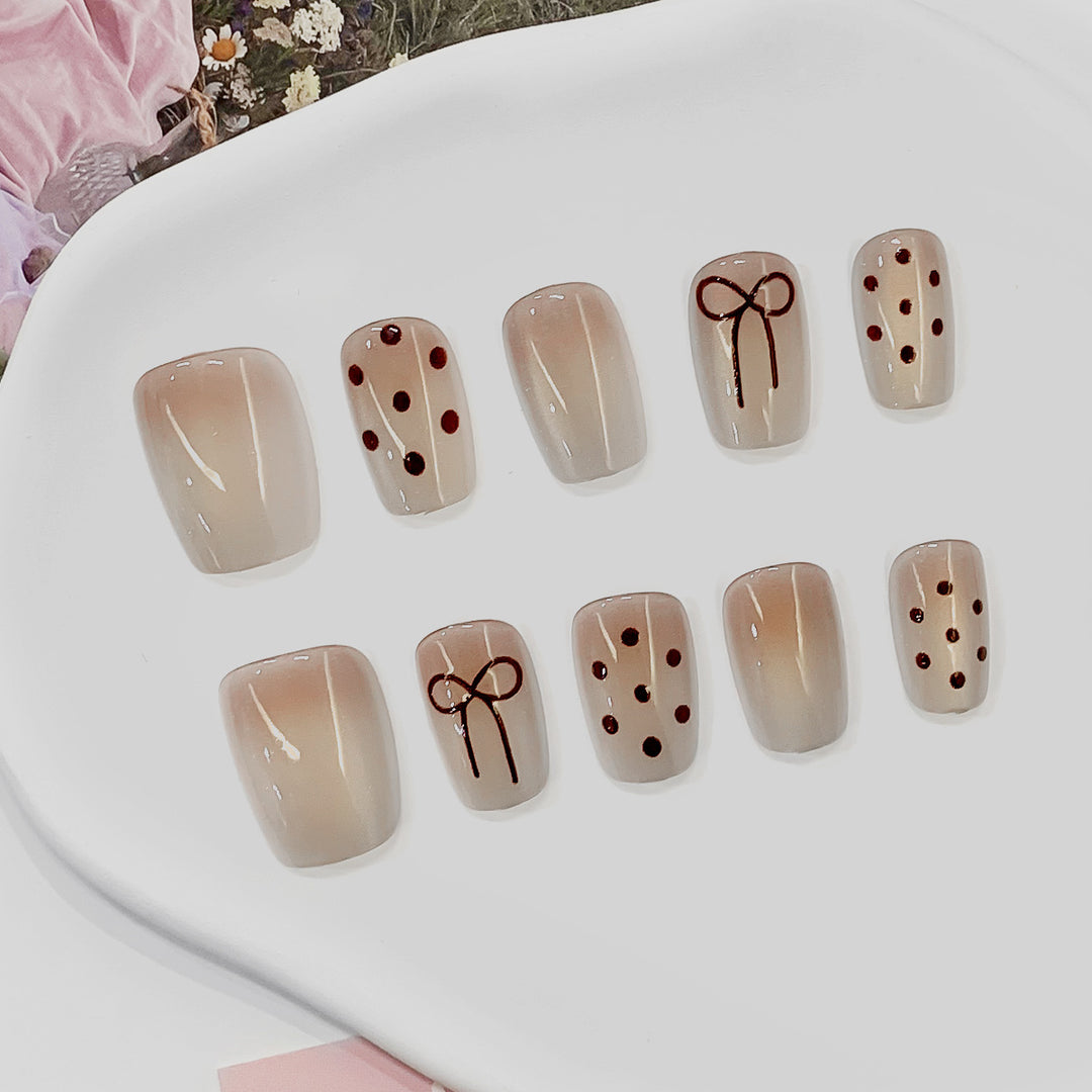 Artificial nail tips with bow and dot patterns Kalsten